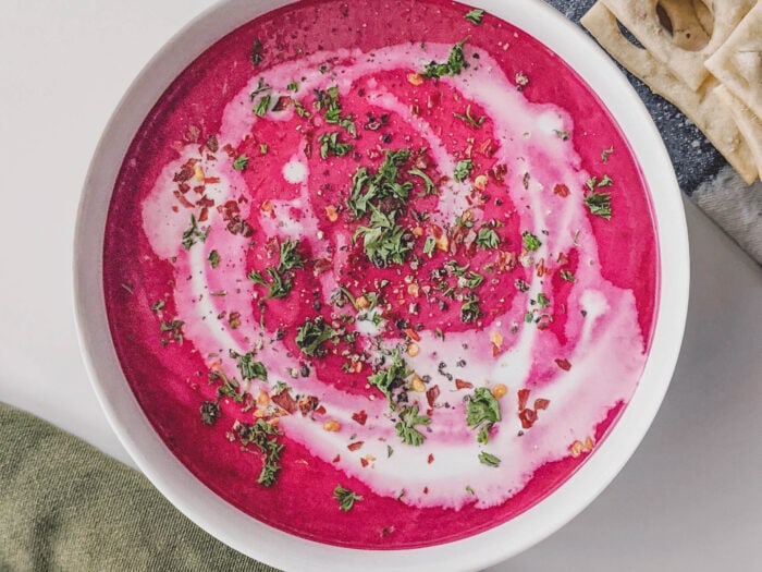 beet root soup with crackers