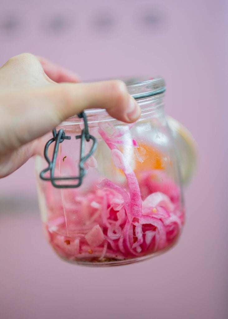 red onion quick pickles